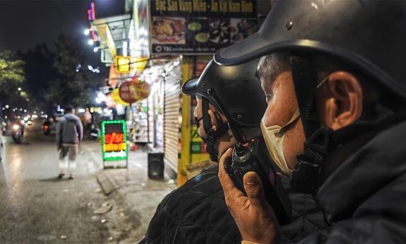 Cảnh sát giao thông Hà Nội hóa trang gần quán nhậu, dùng bộ đàm báo vi phạm